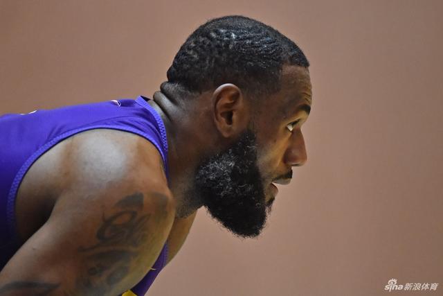 法尔14分14板7帽布莱克尼30分 肯帝亚不敌新疆